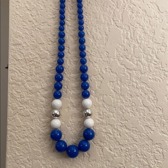 Blue and white beaded necklace - Picture 2 of 2